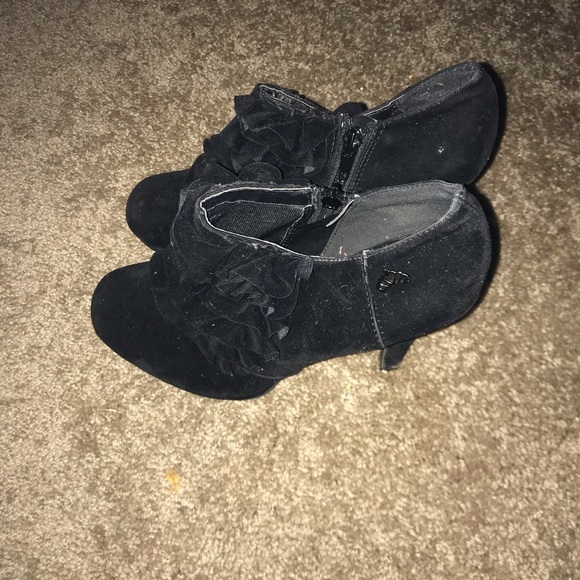 Blacks Ruffle Heels - Picture 7 of 7